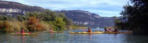 Kayaks sur le bord du lac Rhôn'Ô lac -Lac du Bourget - rhonolac Chambéry Le Bourget canoë kayak