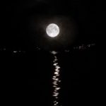 Pleine lune sur lac sur le lac du Bourget -CLBCK Rhôn'Ô Lac - rhonolac rhonolac.fr Chambéry Le Bourget canoë kayak Lac du Bourget navigation de nuit clair de lune Chanaz Conjux Canal de Savière Aix les Bains Aix Riviera Hautecombe Savoie